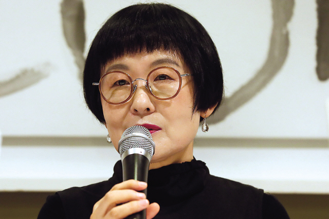김 시인은 ‘죽음의 자서전’에서 ‘저녁메뉴’라는 시가 가장 아프다며, 그 시에는 엄마라는 단어가 많이 나오기 때문이라고 말했다. 시인은 며칠 전, 시인의 시에 종종 등장했던 어머니를 여의었다.