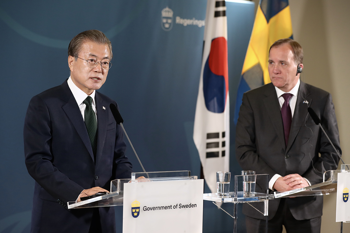 스웨덴을 국빈방문 중인 문재인 대통령이 지난 15일(현지시각) 오전 살트셰바덴 그랜드 호텔에서 스테판 뢰벤 총리와 공동기자회견을 하고 있다. [청와대 제공]