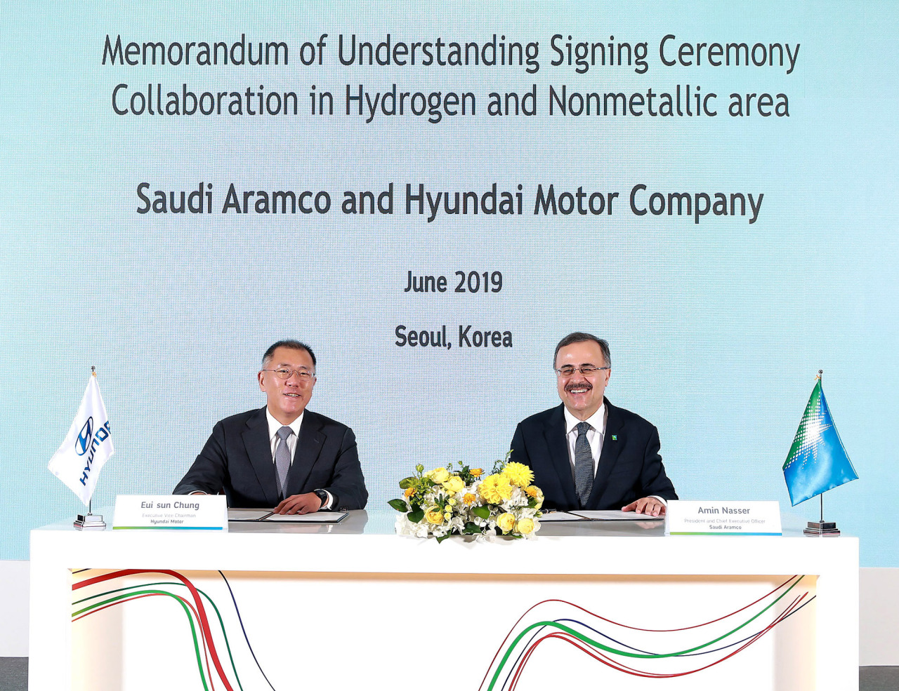 Hyundai Motor Group Executive Vice Chairman Chung Eui-sun (left)and
Saudi Aramco CEO Amin H. Nasser sign a memorandum of understanding on development of hydrogen vehicles on Tuesday in Seoul. (Hyundai Motor)