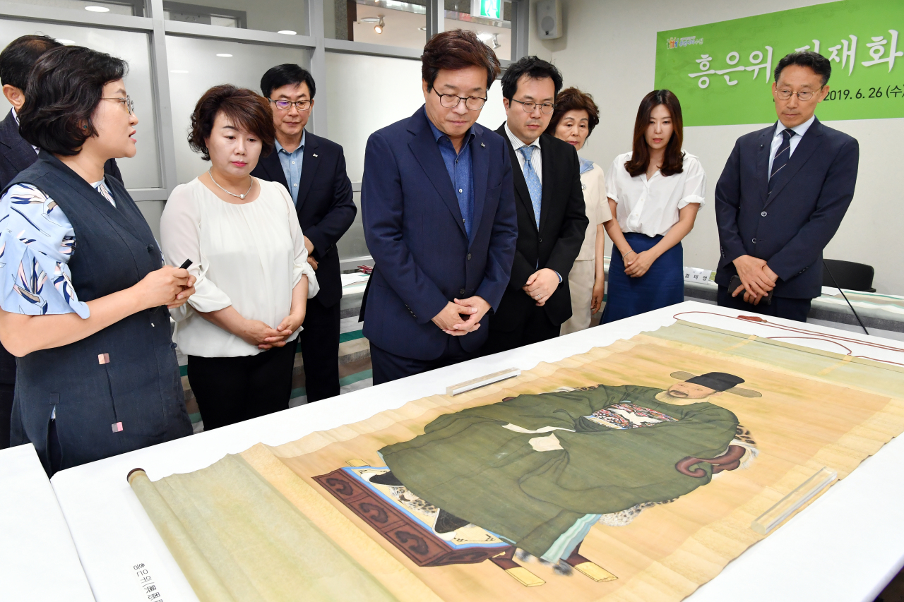 염태영 시장이 흥은위 정재화 선생 후손이 기증한 초상화를 보고 있다.[수원시 제공]
염태영 시장이 흥은위 정재화 선생 후손이 기증한 초상화를 보고 있다.[수원시 제공]