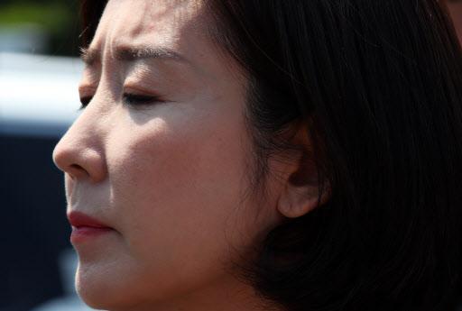 자유한국당 나경원 원내대표가 25일 오전 서울 동작구 국립서울현충원에서 학도의용군 무명용사탑 참배를 마치고 취재진 질문을 듣고 있다.  [연합]