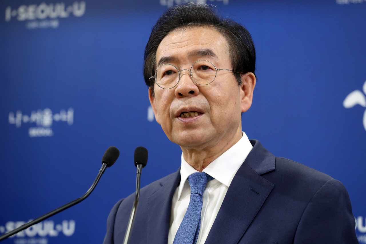 박원순 서울시장이 26일 KBS '오늘밤 김제동'에 출연, 우리공화당의 광화문광장 천막과 관련해 강경 대응 입장을 밝혔다. 사진은 이날 오후 시청 브리핑룸에서 문래동 수질 정상화 대책을 발표하고 있는 모습. [연합]