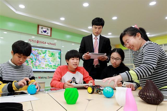 대성동 초등학교 선생님과 학생들이 스마트기기를 활용해 IoT 체험교육을 하고 있다.  [KT 제공]