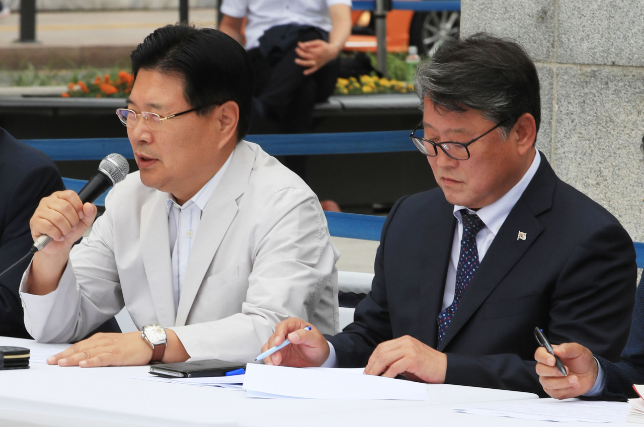우리공화당 홍문종 공동대표가 26일 오전 서울 광화문광장에서 열린 우리공화당(구 대한애국당) 최고위원회의에서 발언하고 있다. 오른쪽은 조원진 공동대표.[연합]
