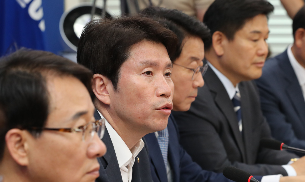 <YONHAP PHOTO-1880> 정책조정회의에서 발언하는 이인영 (서울=연합뉴스) 하사헌 기자 = 더불어민주당 이인영 원내대표가 27일 오전 국회에서 열린 정책조정회의에서 발언하고 있다. 2019.6.27 toadboy@yna.co.kr/2019-06-27 09:59:04/ <저작권자 ⓒ 1980-2019 ㈜연합뉴스. 무단 전재 재배포 금지.>
<YONHAP PHOTO-1880> 정책조정회의에서 발언하는 이인영 (서울=연합뉴스) 하사헌 기자 = 더불어민주당 이인영 원내대표가 27일 오전 국회에서 열린 정책조정회의에서 발언하고 있다. 2019.6.27 toadboy@yna.co.kr/2019-06-27 09:59:04/ <저작권자 ⓒ 1980-2019 ㈜연합뉴스. 무단 전재 재배포 금지.>