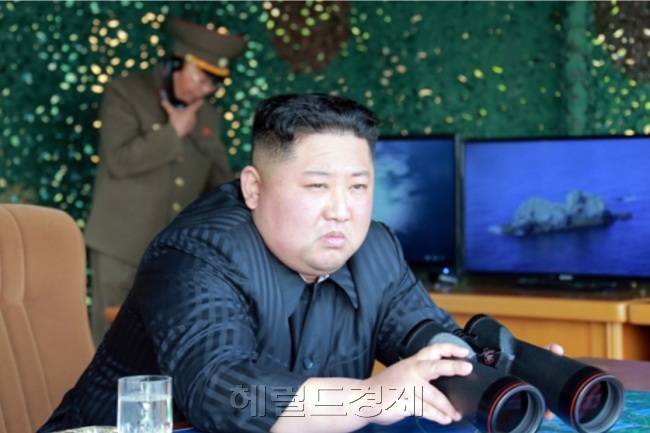 북한은 27일 권정근 외무성 미국담당국장 명의의 담화를 통해 미국이 대화재개를 언급한다고 해서 북미대화가 열리는 것이 아니라고 주장했다. 한국을 향해서도 물밑 남북대화가 이뤄지는 것처럼 오도하지 말라고 비판했다. 김정은 북한 국무위원장이 지난 5월 동해상에서 진행된 대구경 장거리방사포와 전술유도무기 화력타격훈련을 참관한 모습. [헤럴드DB]