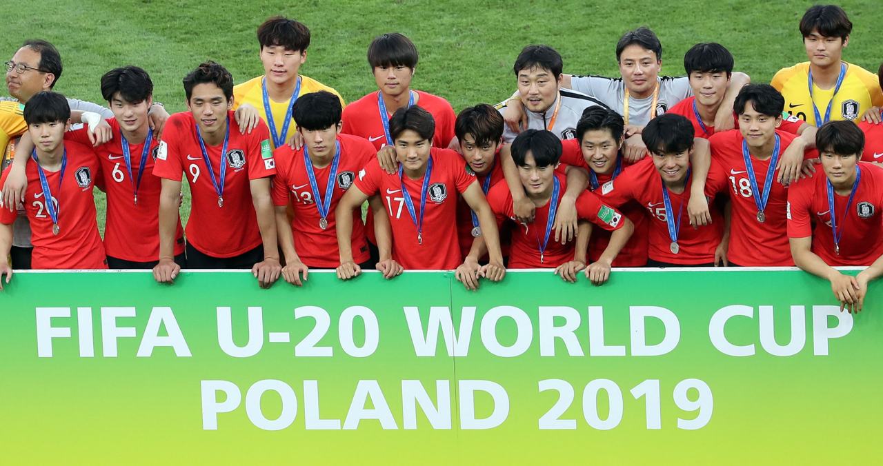 지난 15일 오후(현지시간) 폴란드 우치 경기장에서 열린 2019 국제축구연맹(FIFA) 20세 이하(U-20) 월드컵 결승전에서 준우승한 한국 선수들이 기념촬영하고 있다. [연합]