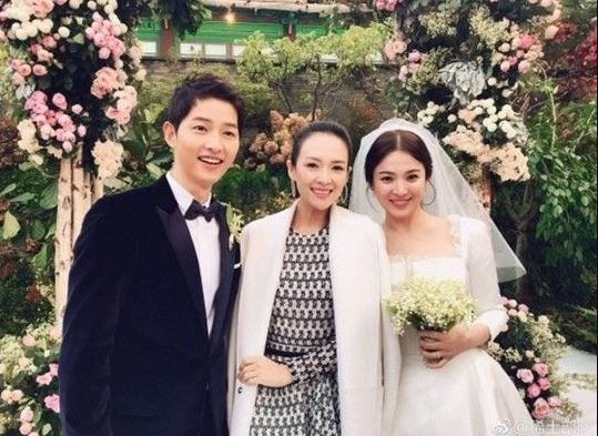 Actress Zhang Ziyi (center) poses for photo with Song Joong-ki and Song Hye-kyo on their wedding day.(Zhang Ziyi Weibo)
