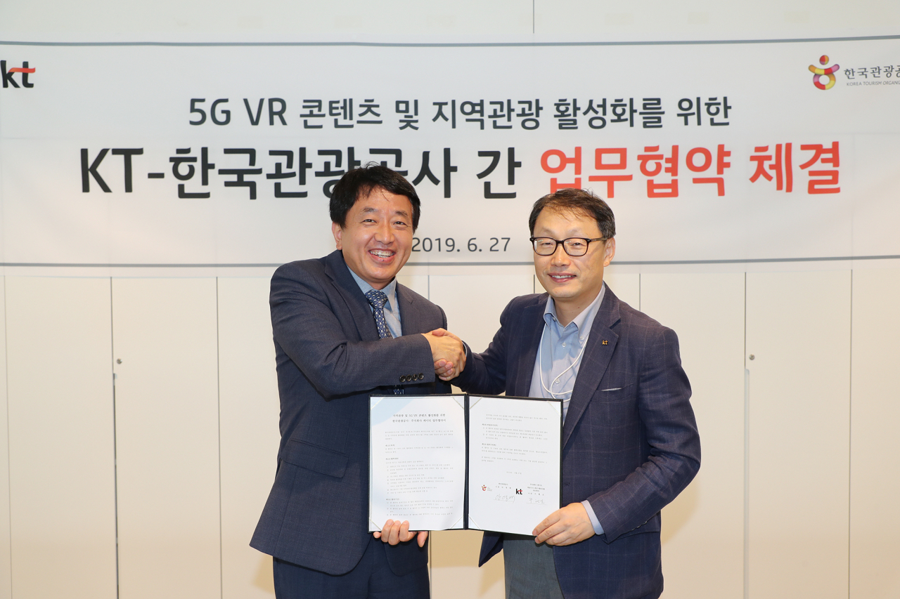 한국관광공사 안영배 사장(왼쪽)과 KT Customer ＆ Media 구현모 부문장