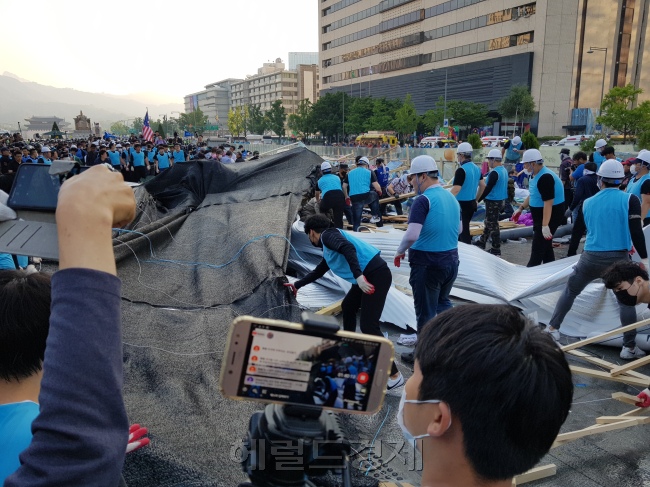 지난 25일 새벽 서울시가 고용한 용역들이 우리공화당(옛 대한애국당)이 설치한 천막을 철거하고 있다. [사진=성기윤 기자]
