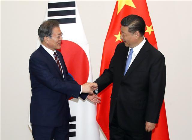 G20(주요 20개국) 정상회의 참석차 일본을 방문한 문재인 대통령이 27일 오후 오사카 웨스틴호텔에서 시진핑 중국 국가주석과 회담하기에 앞서 악수하고 있다.  [연합]