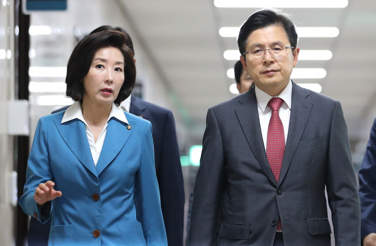 자유한국당 황교안 대표(오른쪽)와 나경원 원내대표가 28일 오전 국회에서 열린 북핵외교안보특위에 참석하기 위해 회의실로 이동하고 있다. [연합]