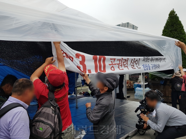 28일 오전 서울 광화문광장에 설치된 천막을 옮기기 위해 우리공화당 관계자들이 철거작업을 진행하고 있다.[사진=성기윤 기자/skysung@heraldcorp.com]