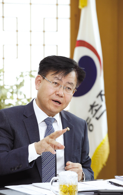 김경규 농진청장이 최근 자신의 집무실에서 가진 헤럴드경제와의 대담에서 그간의 소회와 함께 지난해 12월 취임일성으로 강조한 스마트농업에 대해 소상하게 설명하고 있다.
[농촌진흥청 제공]