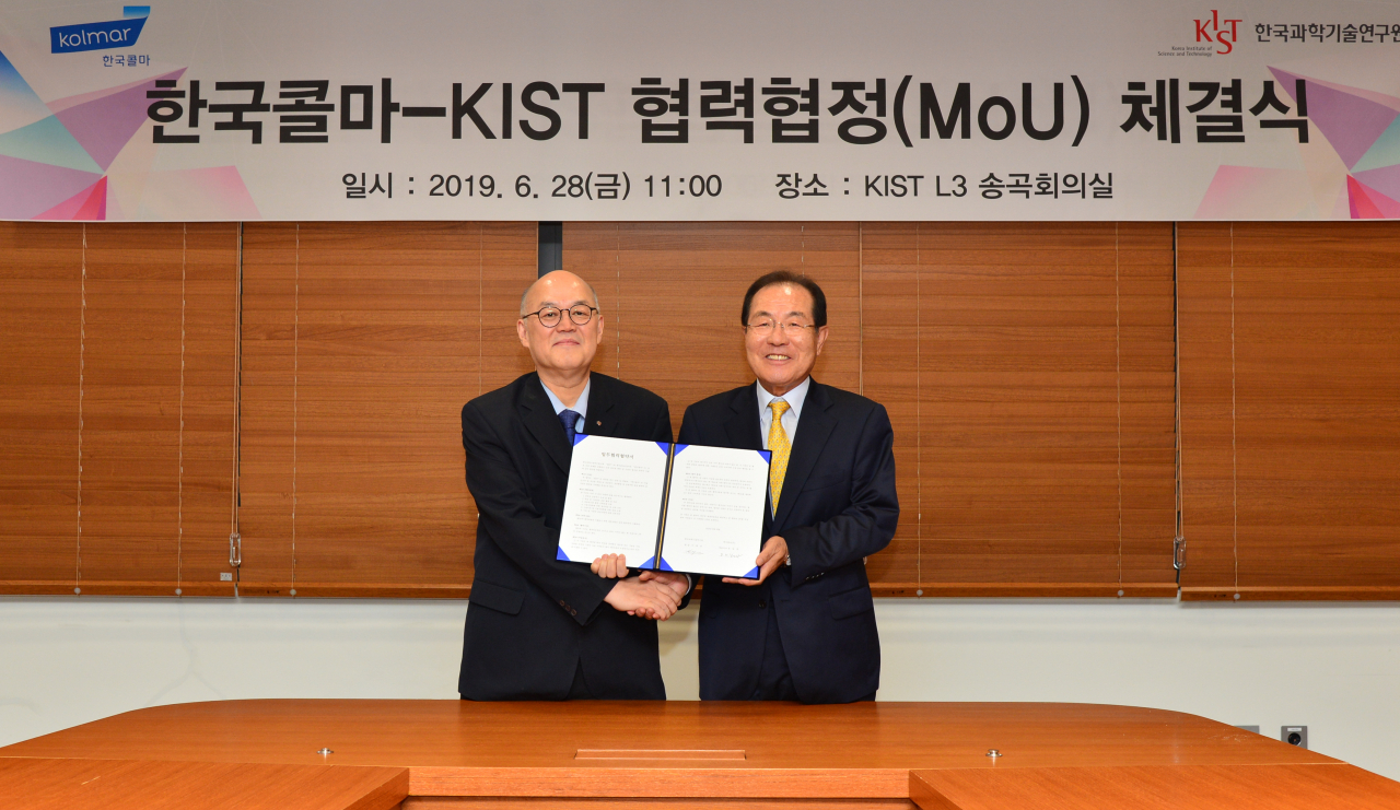 28일 열린 KIST와 한국콜마 바이오-헬스 분야 전략적 연구협력을 위한 협약식에서 이병권(왼쪽) KIST 이병권 원장과 윤동한 한국콜마 회장이 협약서에 사인 후 기념촬영을 하고 있다.