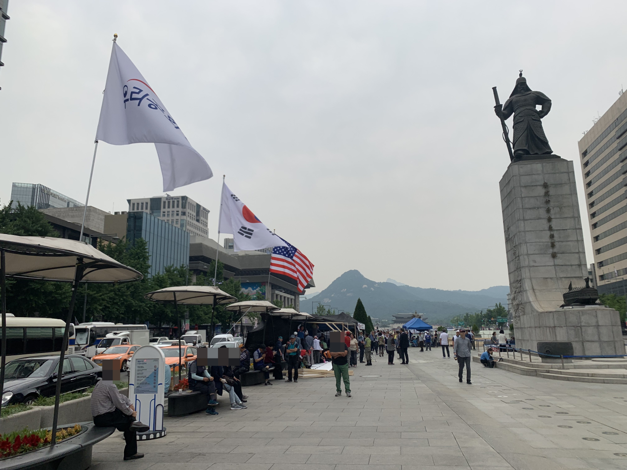 Our Republican Party supporters reinstalled a rally station at the Gwanghwamun Square in central Seoul Wednesday morning. (Kim Arin/The Korea Herald)