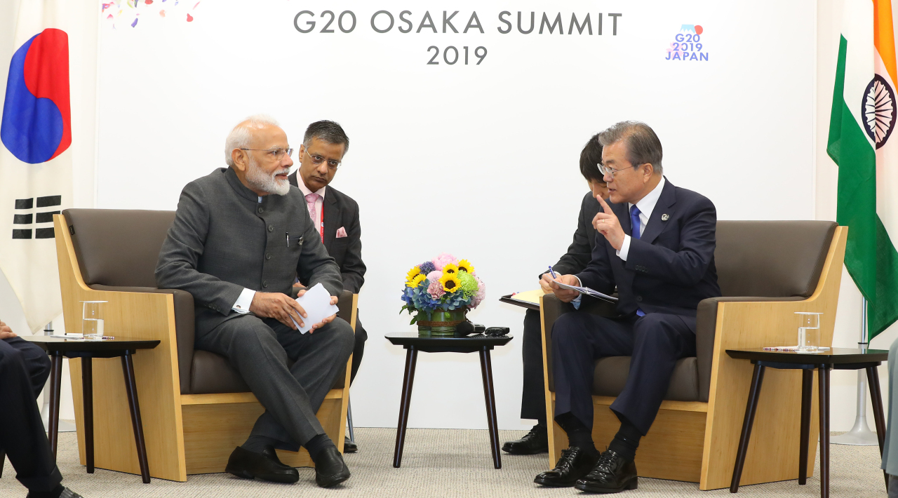 President Moon Jae-in and Indian Prime Minister Narendra Modi hold a summit in Osaka, Japan on Friday. Yonhap