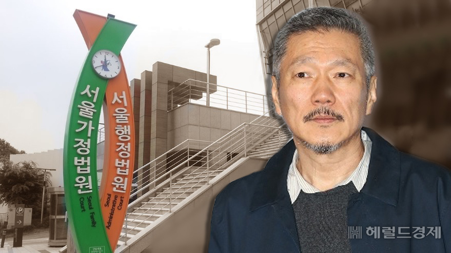 홍상수 감독이 1심 재판부가 이혼소송 청구를 기각한데 대해 당분간 항소를 하지 않겠다고 28일 보도 자료를 통해 입장을 밝혔다. 다만 사회적 여건이 갖춰지면 추후 항소하겠다는 여지도 열어놨다. [헤럴드경제 모바일섹션]