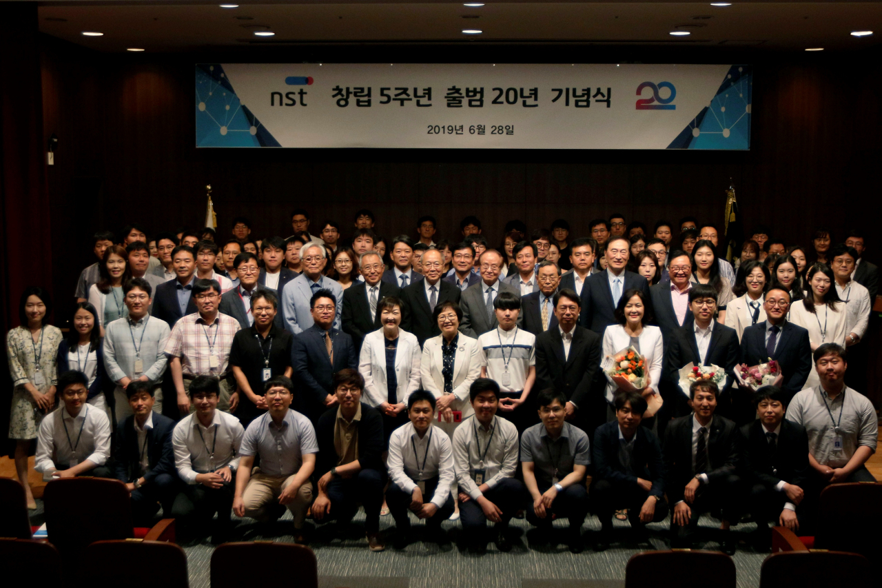 28일 열린 국가과학기술연구회 창립 5주년 기념식에서 참석자들이 기념촬영을 하고 있다.[국가과학기술연구회 제공]