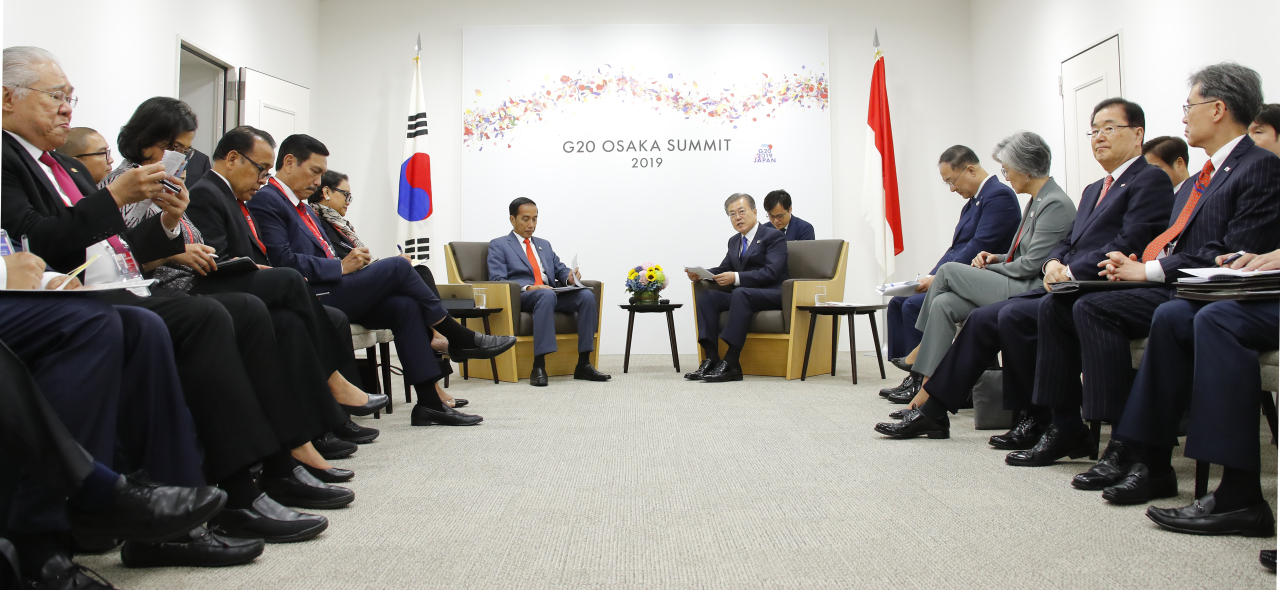 President Moon Jae-in and Indonesian President Joko Widodo hold a summit accompanied by ranking government officials from the two sides in Osaka, Japan on Friday. Yonhap