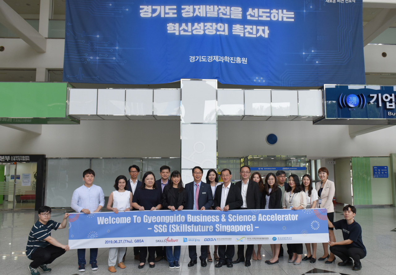 27일 경과원 제작자훈련사업 벤치마킹을 위해 방문한 싱가폴 교육부 산하 국가기관 SSG의 (앞줄 왼쪽에서 4번째)페기 림 국장 및 관계자들이 (앞줄 왼쪽에서 5번째)경과원 임달택 기업지원본부장 및 교육지원팀 직원들과 함께 경과원 로비에서 단체사진 촬영을 하고 있다.[경과원 제공]
27일 경과원 제작자훈련사업 벤치마킹을 위해 방문한 싱가폴 교육부 산하 국가기관 SSG의 (앞줄 왼쪽에서 4번째)페기 림 국장 및 관계자들이 (앞줄 왼쪽에서 5번째)경과원 임달택 기업지원본부장 및 교육지원팀 직원들과 함께 경과원 로비에서 단체사진 촬영을 하고 있다.[경과원 제공]