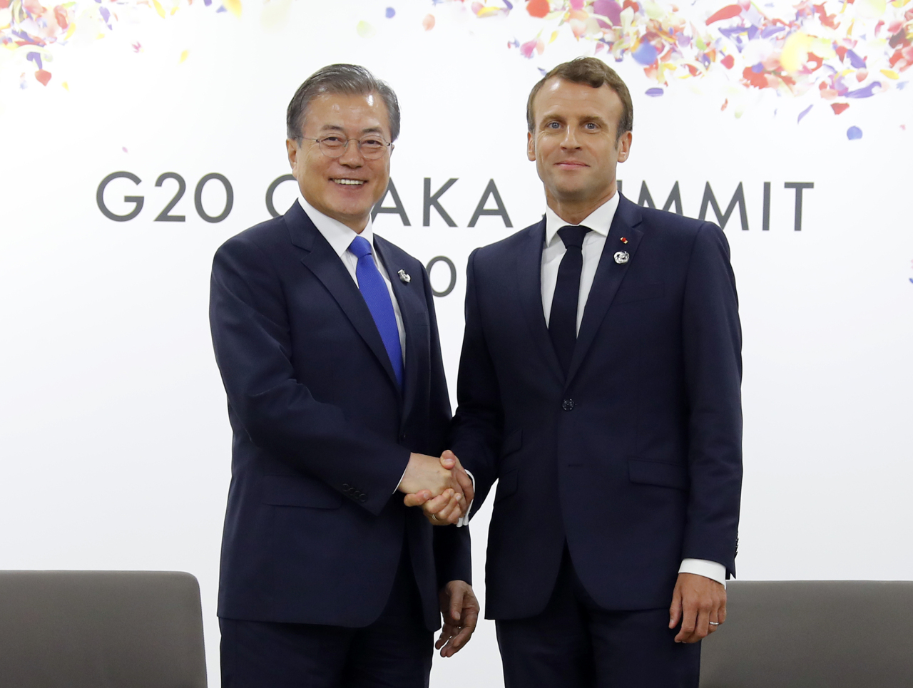 President Moon Jae-in and French President Emmanuel Macron pose at the start of their meeting in Osaka, Japan on Friday. Yonhap