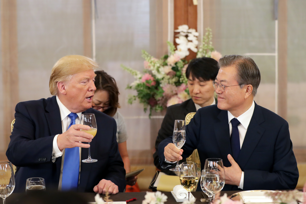 건배하는 한미정상 (서울=연합뉴스) 한상균 기자 = 문재인 대통령과 도널드 트럼프 미국 대통령이 29일 오후 청와대 상춘재에서 친교만찬 중 건배하고 있다. 2019.6.29 xyz@yna.co.kr (끝)
건배하는 한미정상 (서울=연합뉴스) 한상균 기자 = 문재인 대통령과 도널드 트럼프 미국 대통령이 29일 오후 청와대 상춘재에서 친교만찬 중 건배하고 있다. 2019.6.29 xyz@yna.co.kr (끝)
