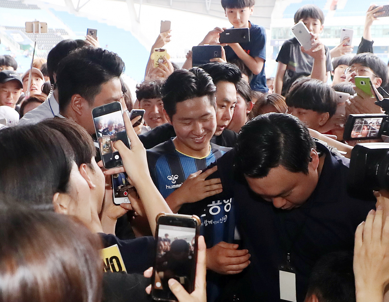 2019 국제축구연맹(FIFA) 20세 이하(U-20) 월드컵 골든볼 수상자인 이강인이 30일 오후 인천시 중구 도원동 인천축구전용경기장에서 열린 팬 사인회에서 팬들에게 둘러싸여 있다. [연합]