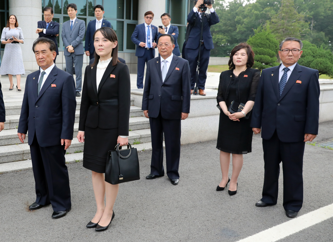 김정은 북한 국무위원장이 30일 도널드 트럼프 미국 대통령과의 판문점 회동에 정예 측근들을 대동해 눈길을 끌었다. 왼쪽부터 김 위원장의 의전을 전담한 김창선 국무위원회 부장, 여동생인 김여정 제1부부장, 리용호 외무상, 최선희 외무성 제1부상. [연합]