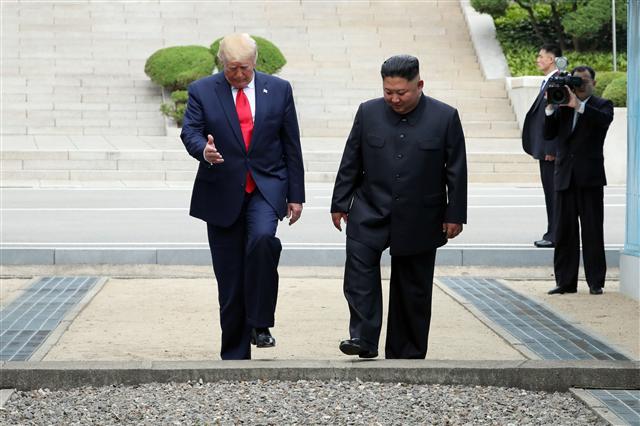 도널드 트럼프 미국 대통령과 김정은 북한 국무위원장이 30일 판문점 군사분계선 북측 지역에서 인사한 뒤 남측으로 향하고 있다. [연합]
