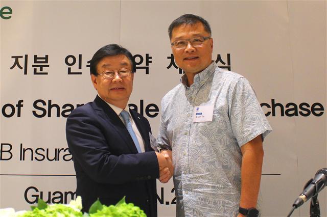 김정남(왼쪽) DB손보 사장과 제리탄 탄홀딩스 회장.