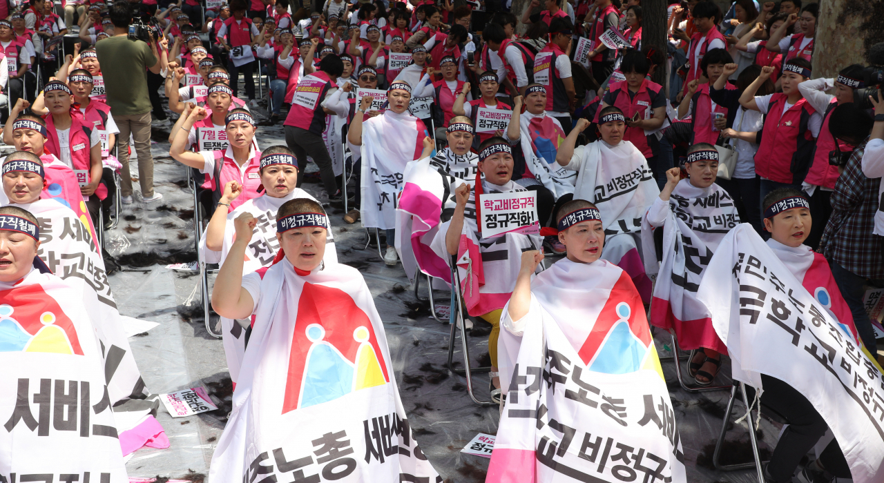 전국학교비정규직연대회의는 1일 기자회견을 갖고 3~5일 총파업에 돌입한다고 밝혔다. 사진은 연대회의 소속 여성노동자 100인이 청와대 앞에서 집단삭발식을 갖고 있는 모습. [연합]
