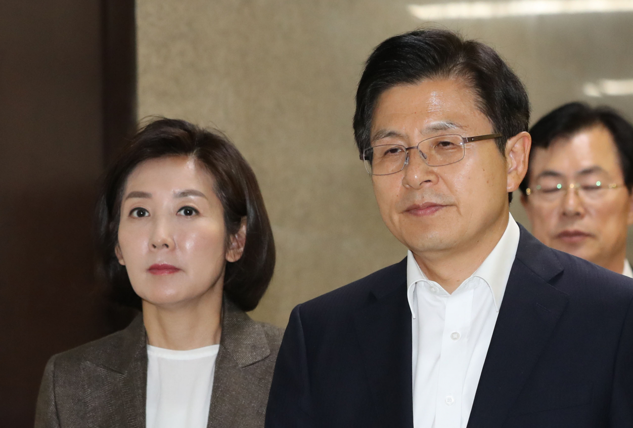 자유한국당 황교안 대표(오른쪽)가 30일 오후 국회에서 열린 북핵외교안보특위 긴급현안회의에 참석하고 있다. 왼쪽은 나경원 원내대표. [연합]