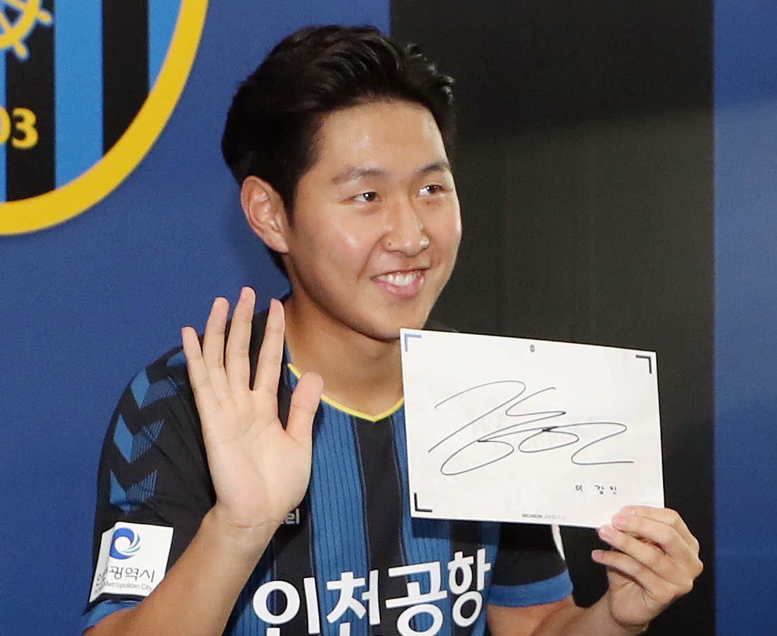 2019 국제축구연맹(FIFA) 20세 이하(U-20) 월드컵 골든볼 수상자인 이강인이 30일 오후 인천시 중구 도원동 인천축구전용경기장에서 열린 팬 사인회에서 기념촬영을 하고 있다. [연합]