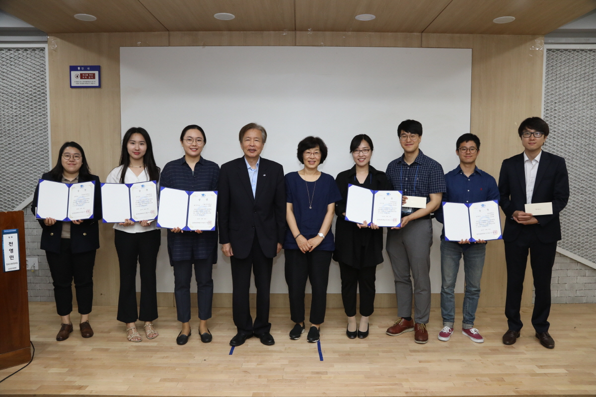 지난 29일 서울교대 인문관 시청각실에서 '제1회 한국장학패널 학술대회'에 참석한 이정우 한국장학재단 이사장(왼쪽에서 네번째)과 우명숙 한국교육재정경제학회장(오른쪽에서 다섯번째)이 대학원생 논문경진대회 수상자들과 함께 기념촬영을 하고 있다. [한국장학재단 제공]