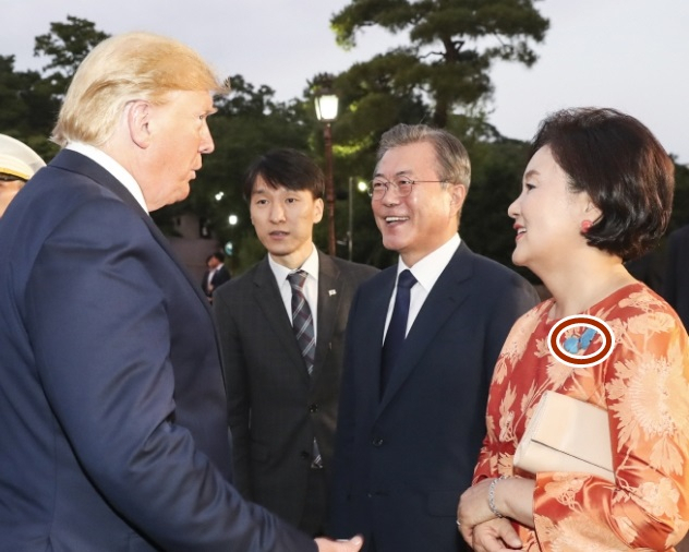 문재인 대통령과 부인 김정숙 여사가 지난달 29일 오후 청와대에서 G20 정상회의를 마치고 방한한 도널드 트럼프 미국 대통령을 맞아 반갑게 인사를 나누고 있다. [연합]