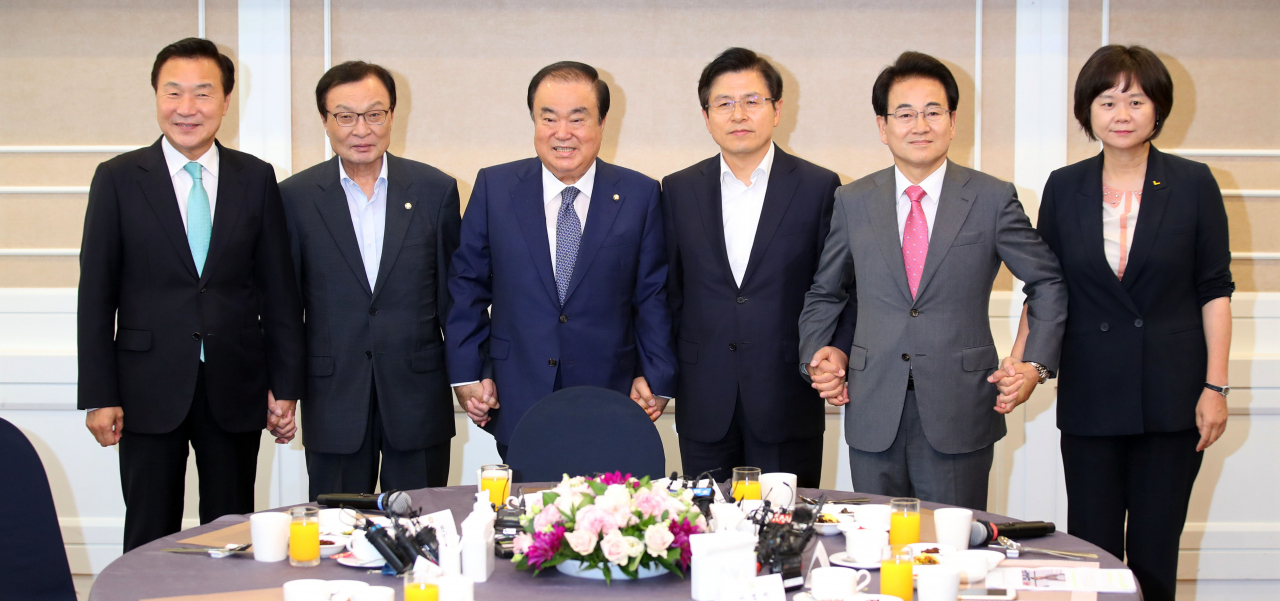 문희상 국회의장(왼쪽 세번째)이 1일 여의도 국회 본관에서 열린 초월회 오찬 간담회에서 각 당 대표들과 기념촬영을 하고 있다. 왼쪽부터 바른미래당 손학규 대표, 더불어민주당 이해찬 대표, 문 의장, 자유한국당 황교안 대표, 민주평화당 정동영 대표, 정의당 이정미 대표.[연합]