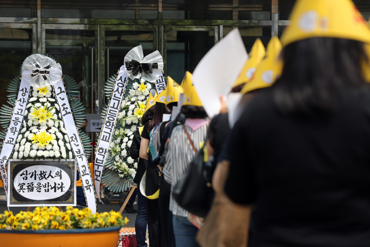 [상산고등학교 자율형사립고 재지정 평가 발표일인 지난달 20일 오전 전북도교육청 앞에서 학부모들이 항의 집회 도중 '전북교육은 죽었다'는 의미로 절하고 있다. 학부모들은 이날 언론 보도 등을 통해 상산고의 자사고 지정 취소 소식이 알려지자 도교육청 앞에서 집회를 열었다. 사진=연합뉴스]