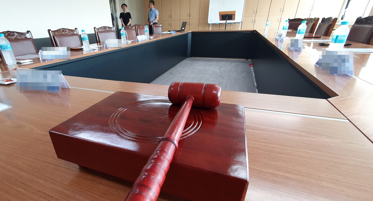 [강원도 내 유일한 자율형사립고(자사고)인 민족사관고등학교(민사고)의 자사고 재지정 평가일인 1일 강원도교육청 내 '자율학교 등 지정·운영위원회의실'에서 관계자들이 개회를 기다리고 있다. 사진=연합뉴스]