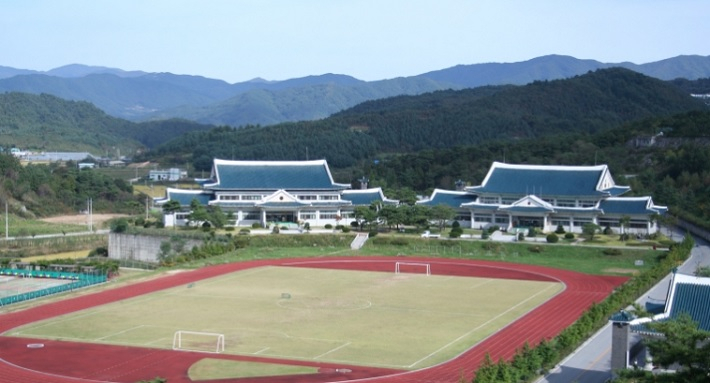 민족사관고등학교가 자율형사립고 재지정 평가에서 기준점(70점)을 웃도는 79.77점으로 심의를 통과해 5년간 자사고 지위를 더 연장하게 됐다. [연합]