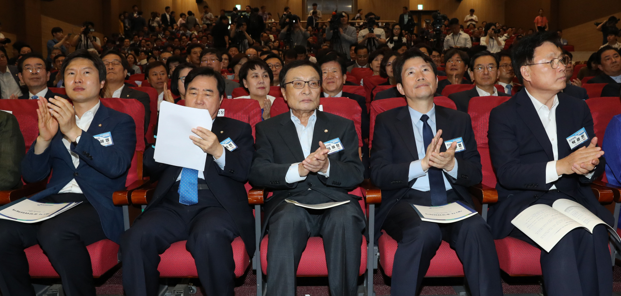 더불어민주당 이해찬 대표와 이인영 원내대표가 1일 오후 국회 의원회관에서 열린 제1차 중앙위원회에서 박수치고 있다. [연합]