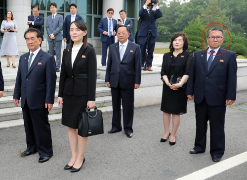 하노이 북미정상회담 결렬 이후 김영철의 후임으로 노동당 통일전선부장이 된 장금철(붉은 원내)이 남북미 판문점 회동에 참석한 모습. 당국도 해당 인물이 장금철이라고 보고 있다. [연합]