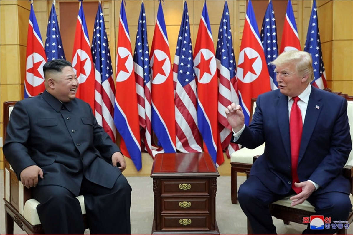 김정은 북한 국무위원장과 도널드 트럼프 미국 대통령이 6월 30일 판문점에서 만났다고 조선중앙통신이 1일 보도했다. 사진은 중앙통신이 홈페이지에 공개한 것으로 판문점 남측 자유의집 VIP실에서 만나 밝은 표정으로 대화하는 북미 정상의 모습. [연합뉴스]