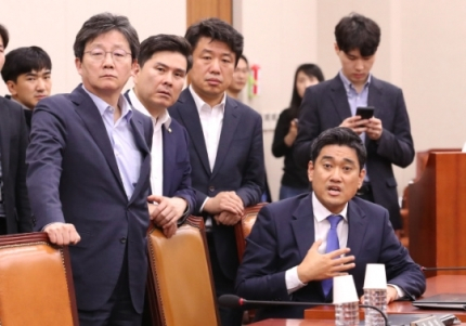 국회 사법개혁특위 이상민 위원장과 더불어민주당 소속 위원들이 지난 4월26일 오전 자유한국당 의원들의 봉쇄를 따돌리고 법사위 회의실에 진입해 사법개혁특위가 개의하자 후에 들어온 유승민 바른미래당 전 대표(왼쪽)와 오신환 의원(오른쪽) 등이 위원장에게 항의하고 있다. [연합]