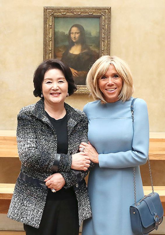 지난해 10월 문 대통령이 프랑스를 국빈 방문했을 당시 파리 루브르 박물관에서 먼저 김정숙 여사의 팔짱을 끼고 기념촬영을 했다. [청와대]