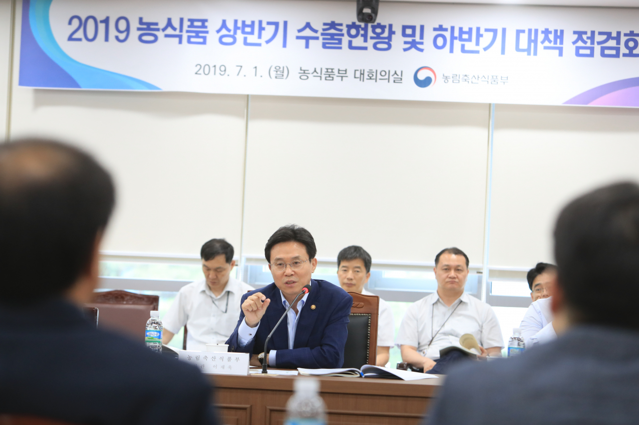 이재욱(가운데) 농림축산식품부 차관이 1일 정부세종청사에서 열린 농식품 수출 대책회의에서 모두발언을 하고 있다.［농림축산식품부 제공］　