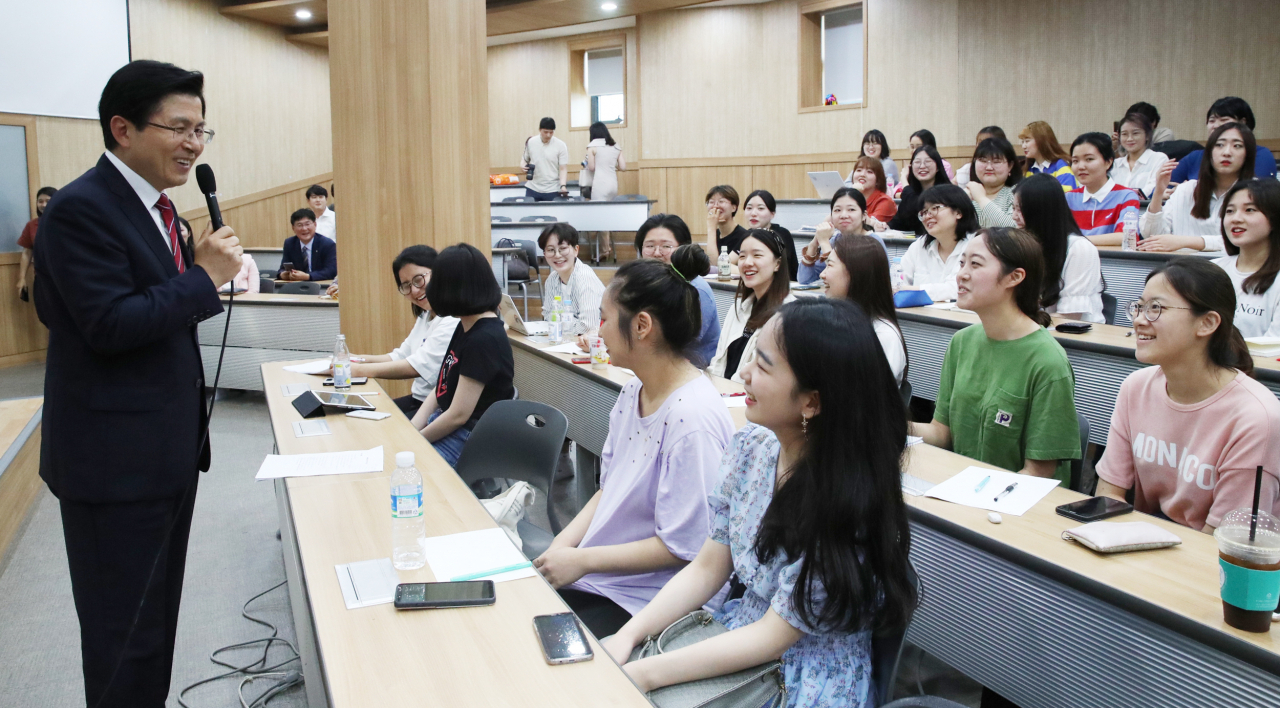 자유한국당 황교안 대표가 지난달 20일 오후 숙명여대를 방문, 학생들에게 특강을 하고 있다. [연합]
