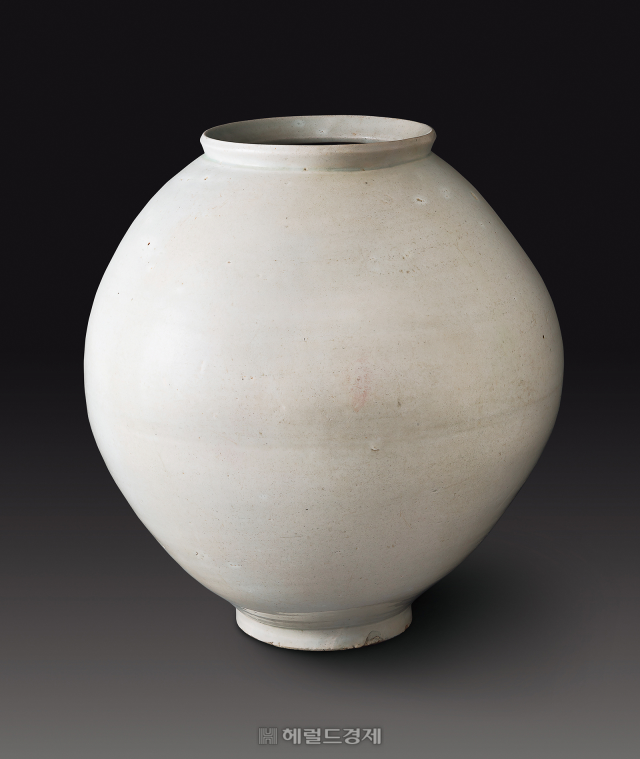 지난달 26일 서울옥션 경매에서 조선시대 백자대호( 41&times;45.5(h)cm)가 31억원에 낙찰되며 도자기부문 신기록을 경신했다. [사진제공=한국미술시가감정협회]