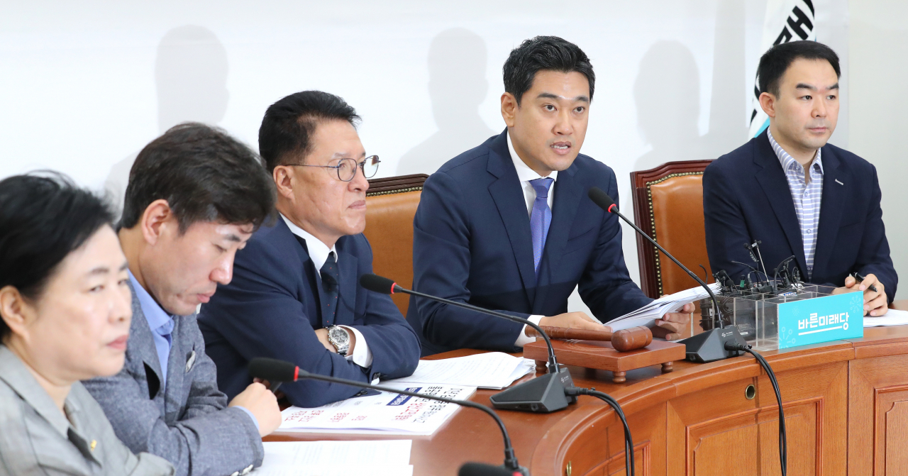 바른미래당 오신환 원내대표(오른쪽 두번째)가 2일 오전 국회에서 열린 원내대책회의에서 발언하고 있다. [연합]