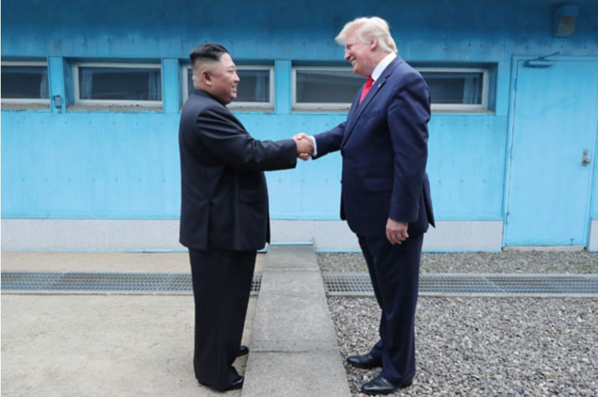 미국 정치권 내에서 김정은 북한 국무위원장과 도널드 트럼프 미국 대통령의 6·30 판문점 회동을 둘러싼 평가가 극명하게 엇갈리고 있다. 공화당은 대화의 불씨를 되살렸다고 호평하는 반면 민주당은 실질적 성과 없이 김 위원장의 입지만 강화시켰다고 비판하고 있다. [헤럴드DB]
